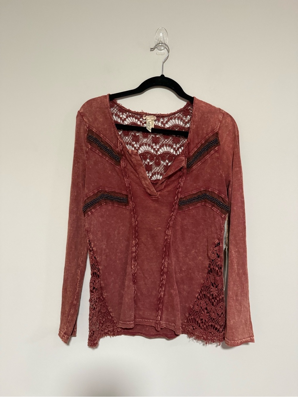 Gimmicks by Buckle Boho Lace Trim Beaded Distressed Top Size Small NWT